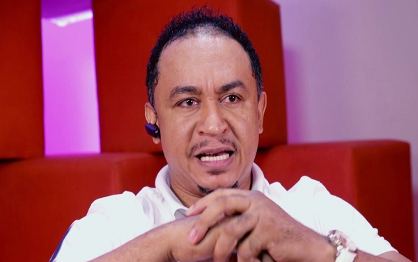 Daddy Freeze Takes Over Honest Bunch Hosting