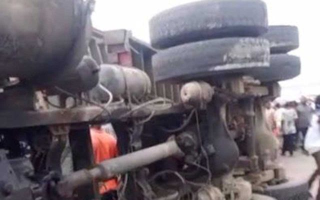 Lagos Accident: 1 Dead, 3 Rescued As Truck Crushes Minibus